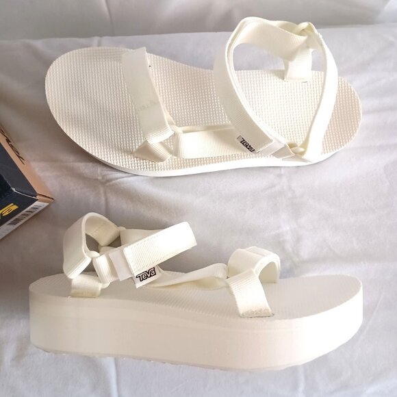 Teva Shoes - New Teva Flatform Universal White Sandals Women’s Size 10 Platform NIB Summer